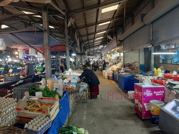 Akyazı'da korona ve hava şartları pazarcıyı vurdu
