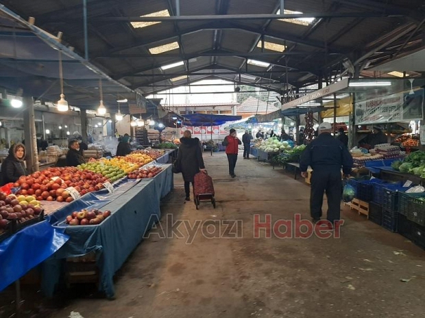 Akyazı'da korona ve hava şartları pazarcıyı vurdu