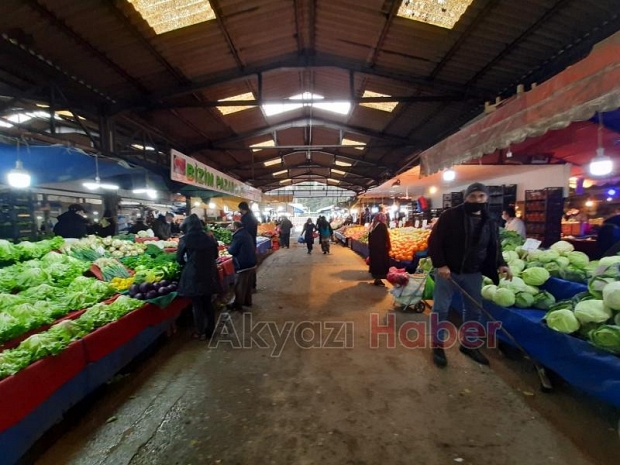 Akyazı'da korona ve hava şartları pazarcıyı vurdu
