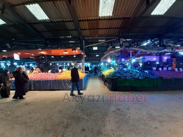 Akyazı'da korona ve hava şartları pazarcıyı vurdu