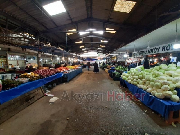 Akyazı'da korona ve hava şartları pazarcıyı vurdu