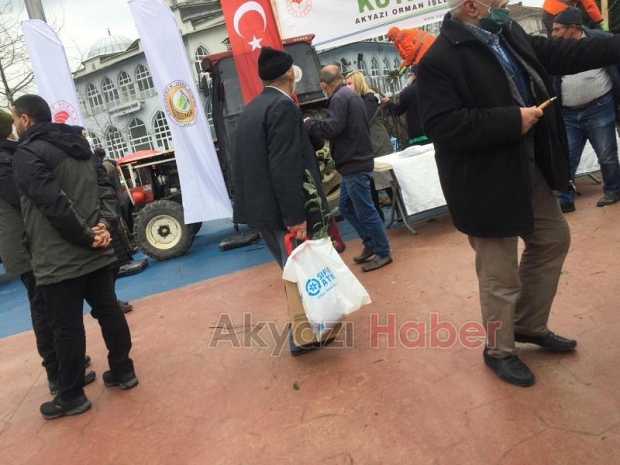 Akyazı'da vatandaşlara fidan dağıtıldı