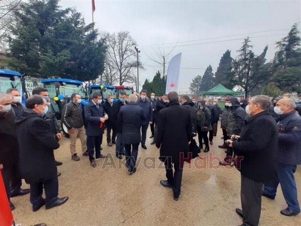 Akyazı'da 10 orman köylüsüne traktör verildi