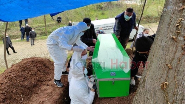 Aynı ailede koronadan ölen 5'nci kişi toprağa verildi