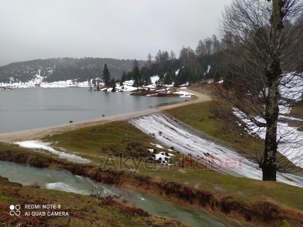 Acelle göleti taştı, hanyatak yolu heyelandan kapandı