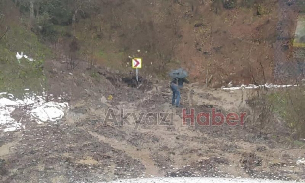 Acelle göleti taştı, hanyatak yolu heyelandan kapandı