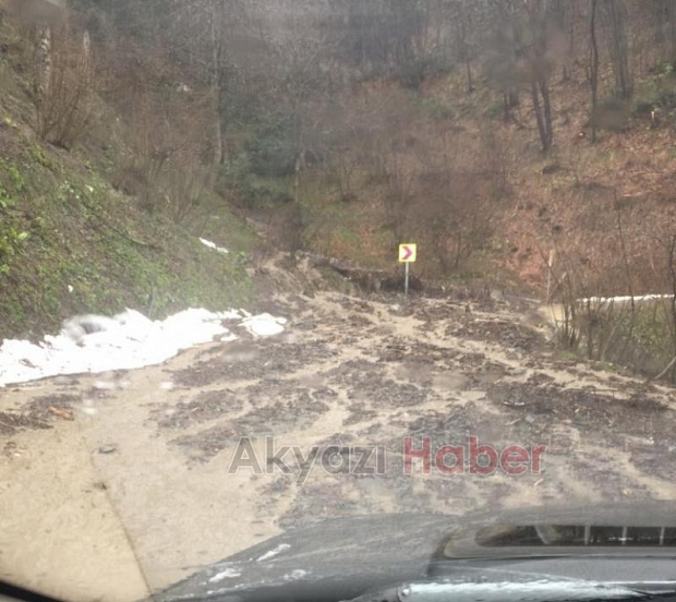 Acelle göleti taştı, hanyatak yolu heyelandan kapandı