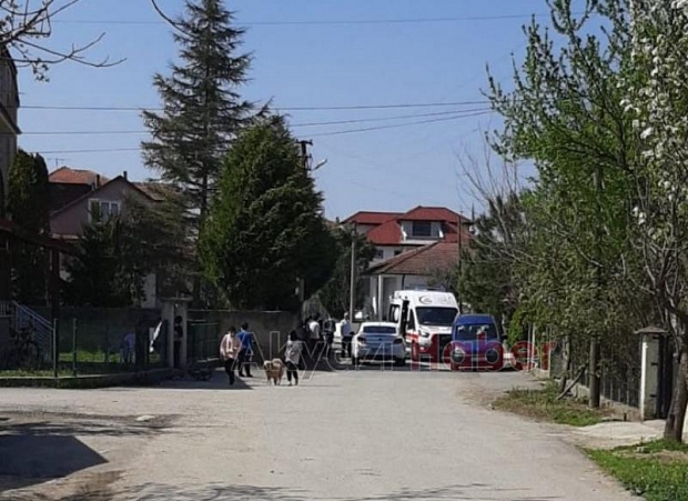 Otomobil oyun oynayan çocuklara çarptı 3 yaralı