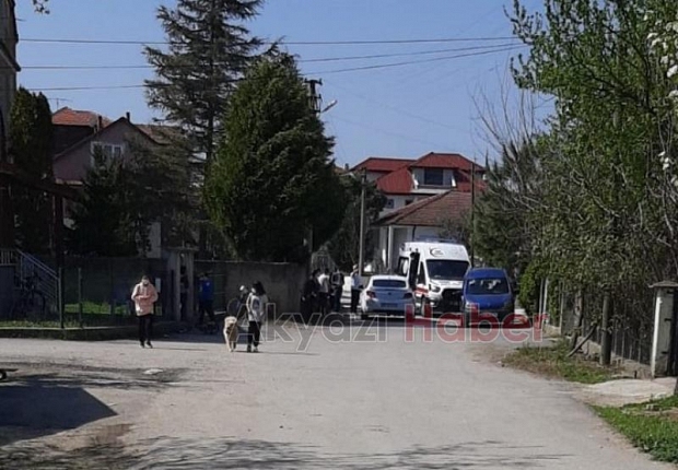 Otomobil oyun oynayan çocuklara çarptı 3 yaralı