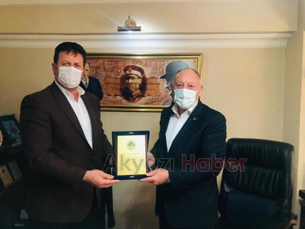 İlçeye okul kazandıran Bayraktar ailesine plaket