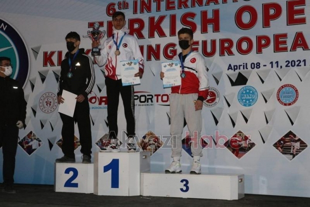 Akyazı Kick Boksçular şampiyonaya damga vurdu