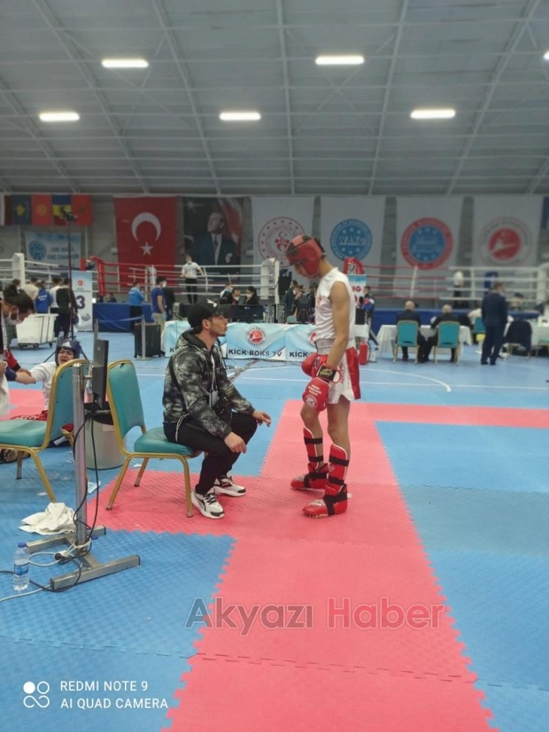 Akyazı Kick Boksçular şampiyonaya damga vurdu