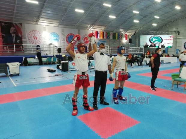 Akyazı Kick Boksçular şampiyonaya damga vurdu