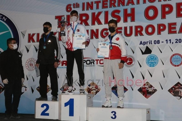 Akyazı Kick Boksçular şampiyonaya damga vurdu