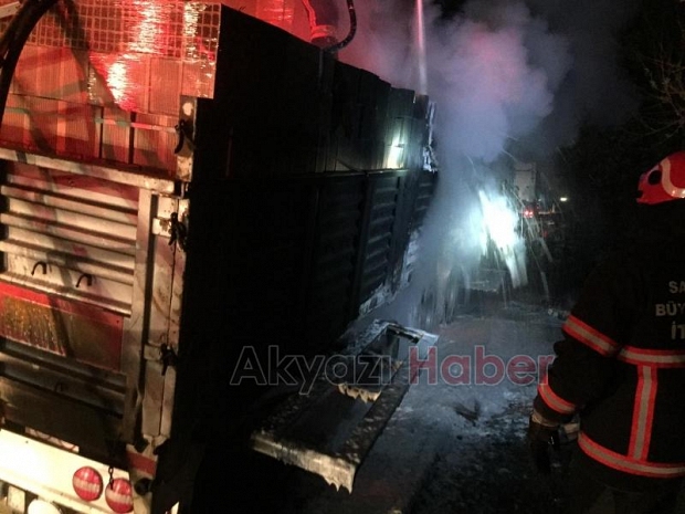 Lastiği patlayan tırın dorsesi alev aldı