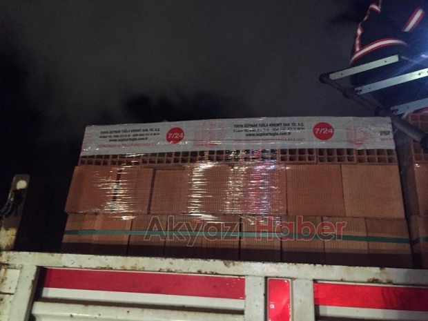 Lastiği patlayan tırın dorsesi alev aldı