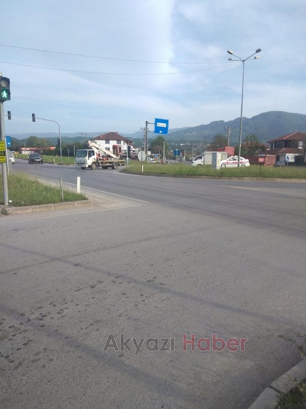 Otomobil refüje çarpıp karşı yöne geçti