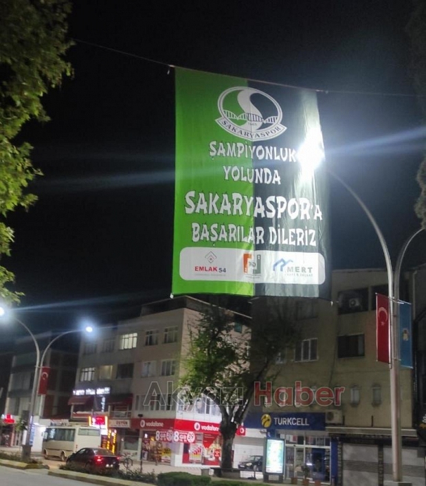 Akyazı yeşil siyah bayraklarla süslendi