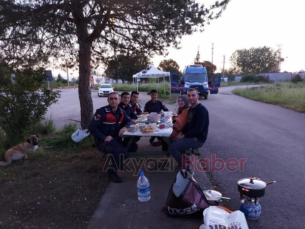 Görev başındaki Jandarmaya iftar sürprizi