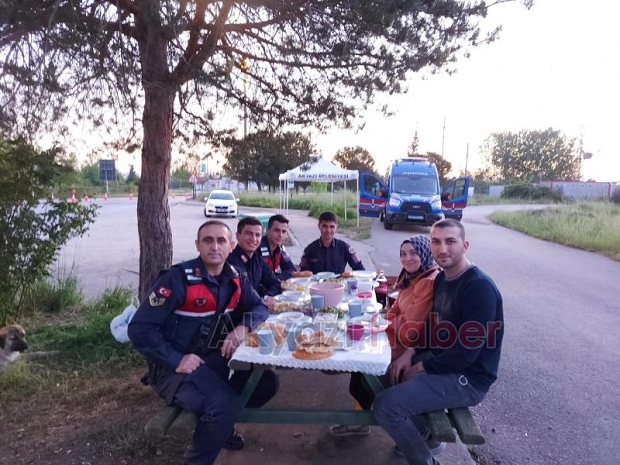 Görev başındaki Jandarmaya iftar sürprizi