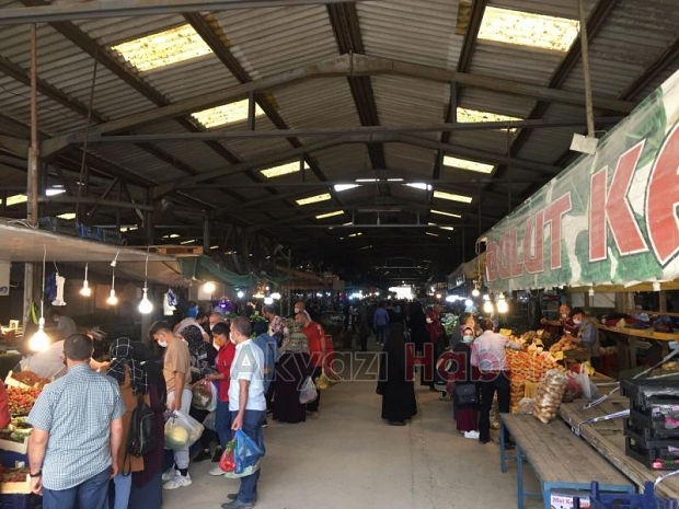 Pazar açıldı, vatandaş alışverişe koştu