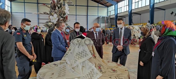 Akyazı Halk Eğitim Merkezi'nden yıl sonu sergisi