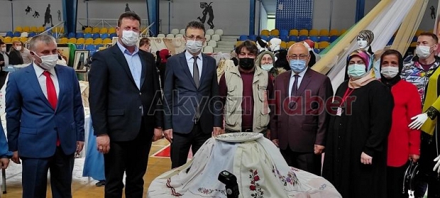 Akyazı Halk Eğitim Merkezi'nden yıl sonu sergisi