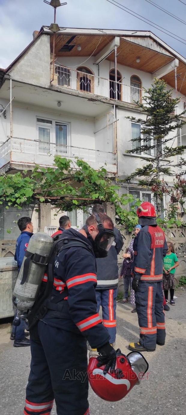 Büyük bir gürültüyle patladı