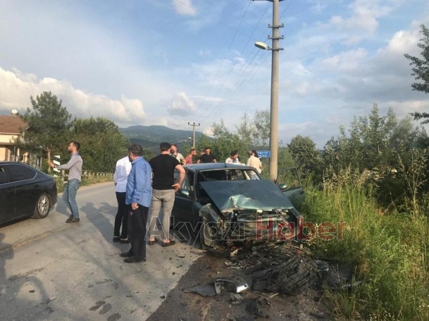 Otomobiller kafa kafaya çarpıştı: 4 yaralı