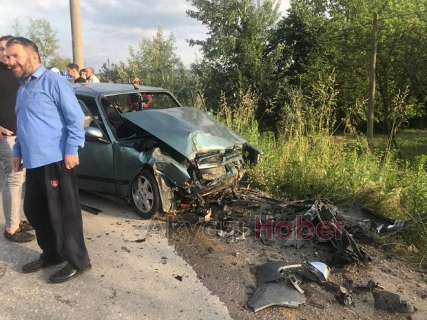Otomobiller kafa kafaya çarpıştı: 4 yaralı
