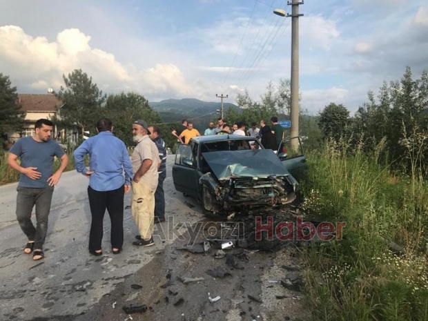 Otomobiller kafa kafaya çarpıştı: 4 yaralı