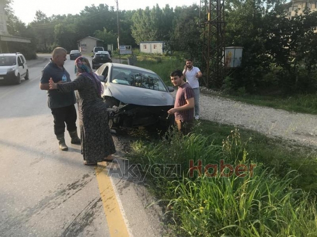Otomobiller kafa kafaya çarpıştı: 4 yaralı