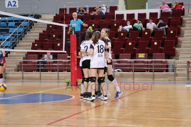 Akyazı Boybeyispor Voleybol takımlarından bir galibiyet iki mağlubiyet
