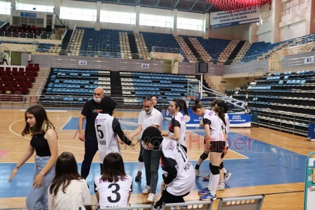 Akyazı Boybeyispor Voleybol takımlarından bir galibiyet iki mağlubiyet