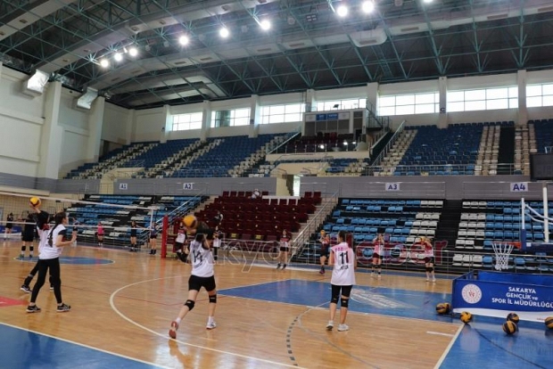 Akyazı Boybeyispor Voleybol takımlarından bir galibiyet iki mağlubiyet