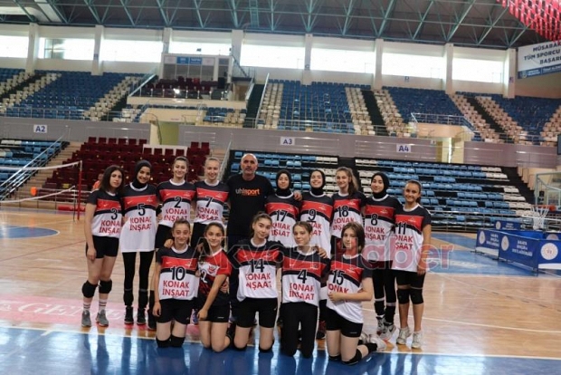 Akyazı Boybeyispor Voleybol takımlarından bir galibiyet iki mağlubiyet