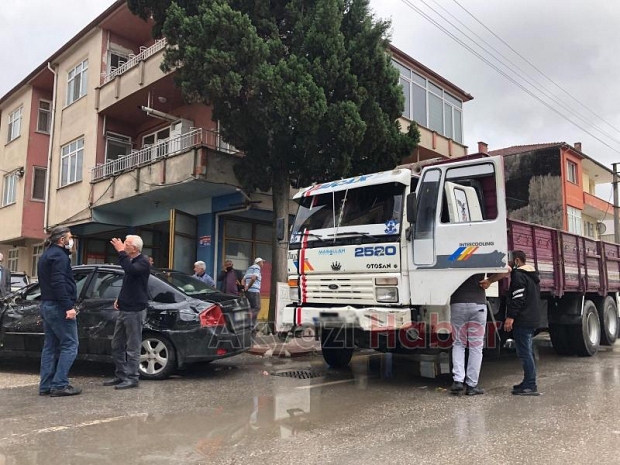 Kamyon refüjü aşıp karşı yöne geçti