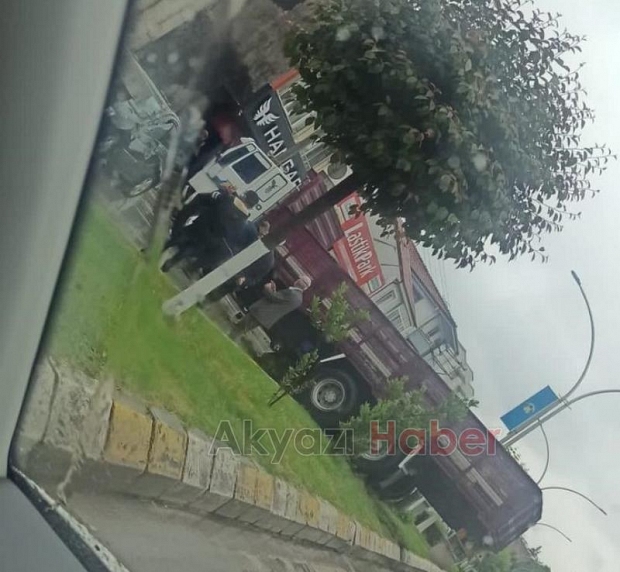 Kamyon refüjü aşıp karşı yöne geçti