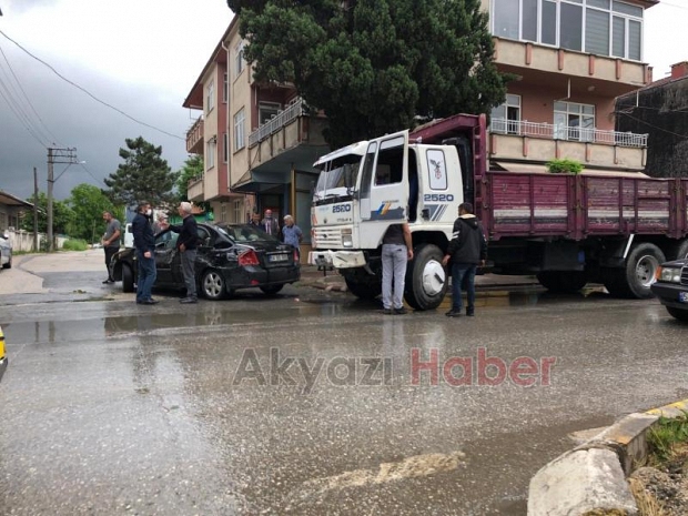 Kamyon refüjü aşıp karşı yöne geçti