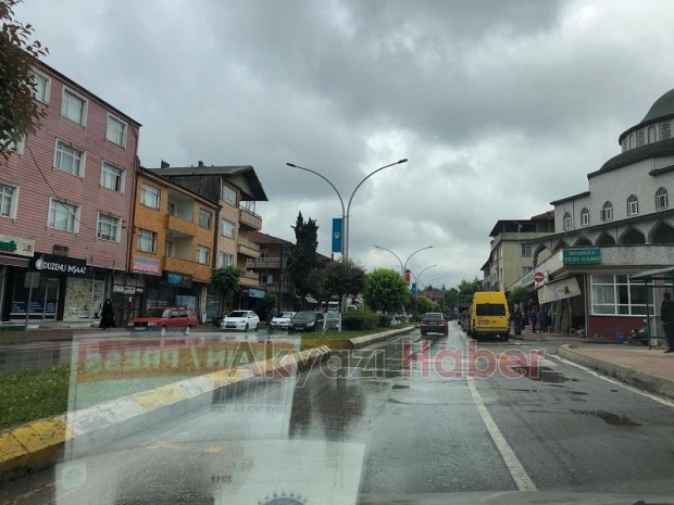 Kamyon refüjü aşıp karşı yöne geçti