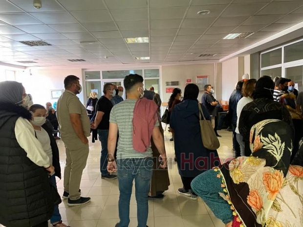 Akyazı'da aşı kuyruğu oluştu