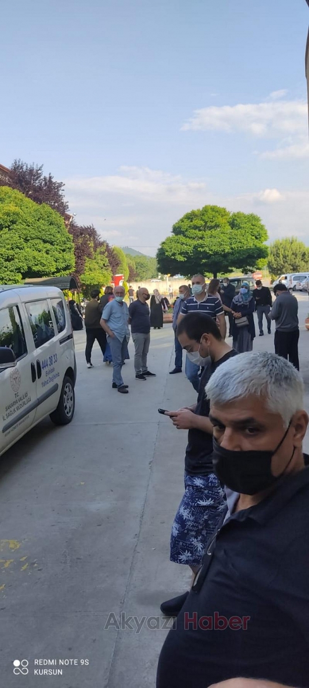 Akyazı'da aşı kuyruğu oluştu