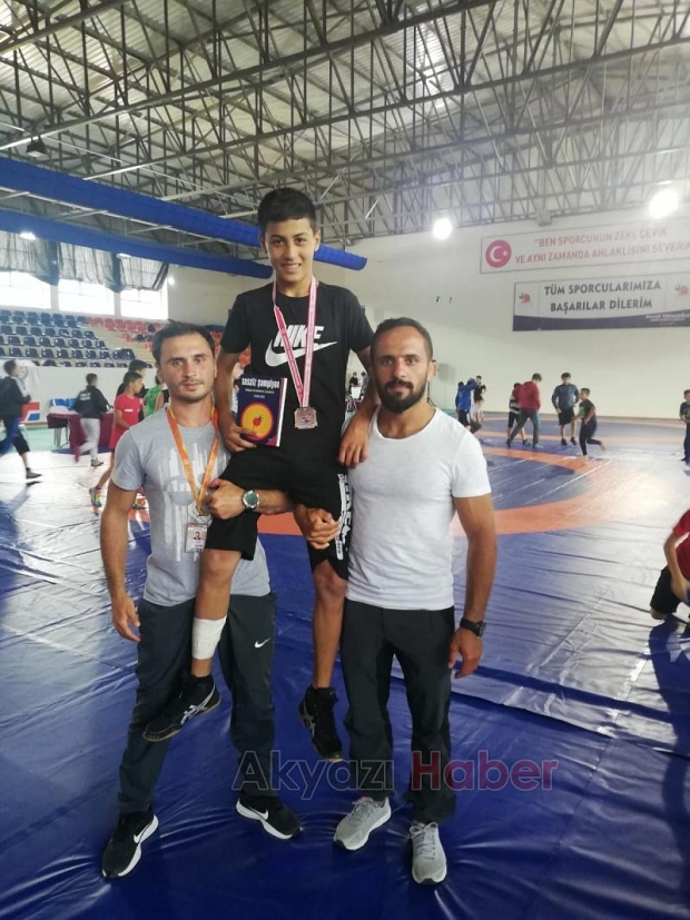 Güreşçilerden iki madalya