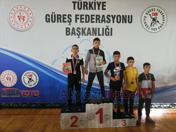 Güreşçilerden iki madalya