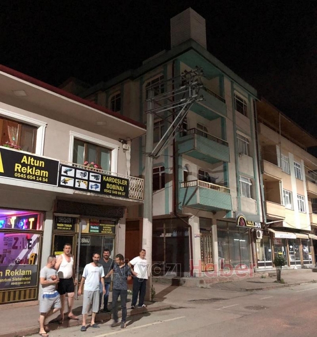 Binanın çatısına gece baz istasyonu kondurdular