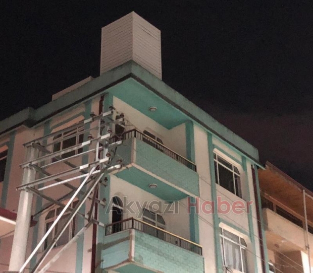 Binanın çatısına gece baz istasyonu kondurdular