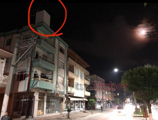 Binanın çatısına gece baz istasyonu kondurdular