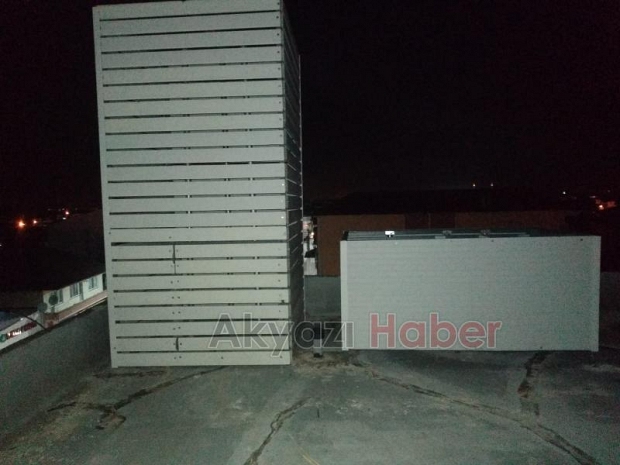 Binanın çatısına gece baz istasyonu kondurdular