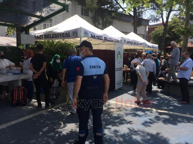 Akyazılılardan aşı çadırına yoğun ilgi
