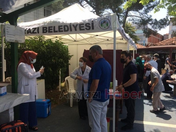 Akyazılılardan aşı çadırına yoğun ilgi